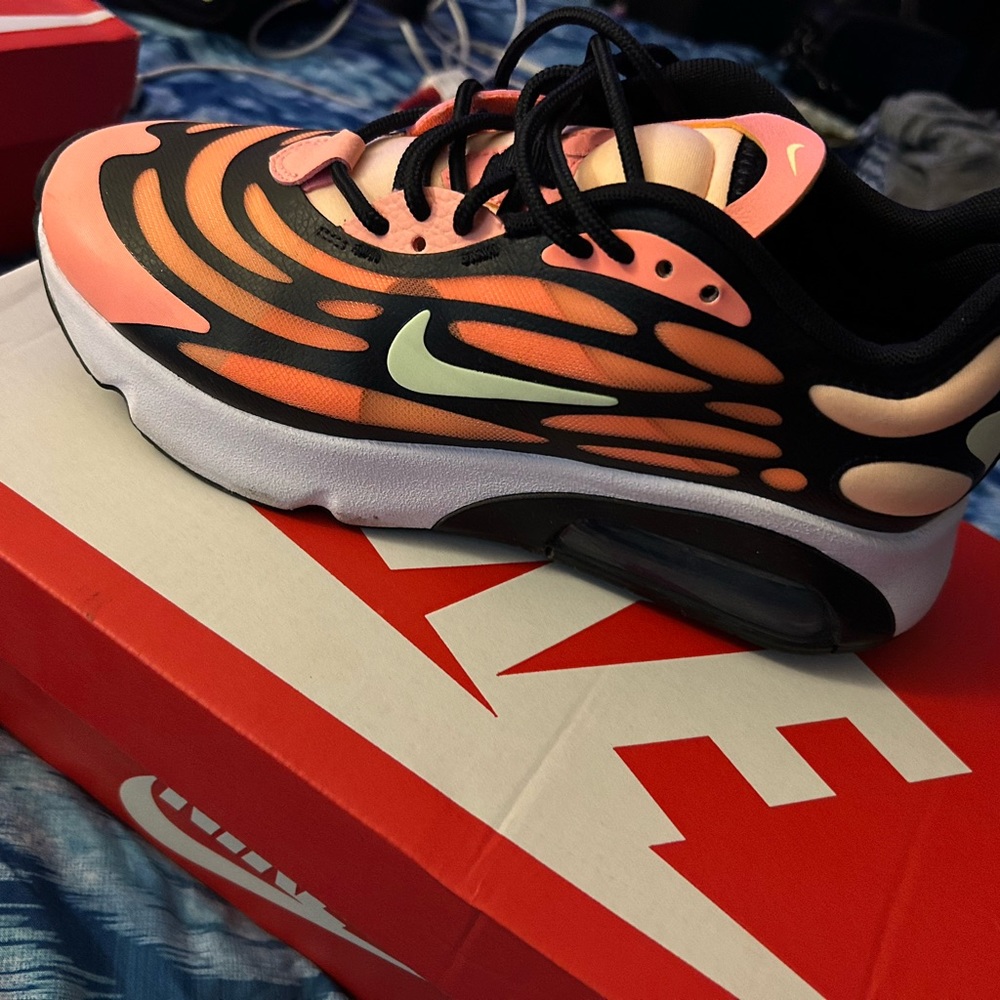 Women’s tennis shoes